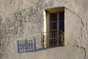 Deserted Building Exterior View Drucke: Peeling facade, window with balcony