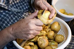 Peeling Potatoes Drucke: Peeling potatoes