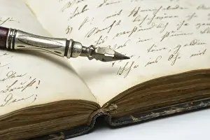 Empty Book Pages Drucke: Pen on diary with old writing