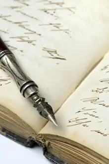 Empty Book Pages Drucke: Pen on diary with old writing