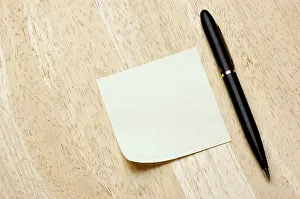 Wood Background Image Drucke: Pen and post it notes pad against a wood background
