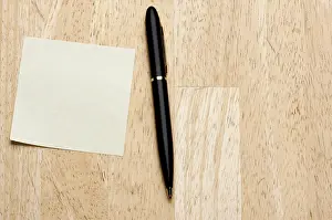 No People Wallpaper Design Drucke: Pen and post it notes pad against a wood background