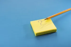 Empty Office Desk Setup Drucke: Pencil and post-it notes: symbol for a lack of ideas