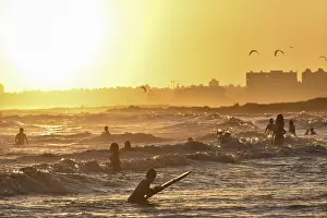 Montevideo Drucke: Menschen baden am Strand bei Sonnenuntergang.