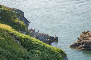 Irish Countryside Scenery Drucke: People on cliffs looking out to sea