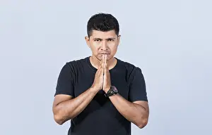 Meditation Man Drucke: People putting hands together asking please