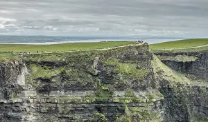 Cliffs Of Moher Ireland Drucke: People walking on a path on top of the Cliffs of Moher on a overcast