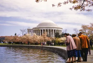 Historic City Center USA Drucke: People walking along a waterfront path