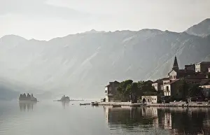 Drucke von Das Dorf Perast in der Nähe von Kotor in Montenegro Montenegro Drucke: Das Dorf Perast in der Nähe von Kotor in Montenegro.