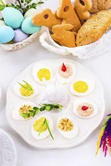 Traditional Easter Meal Ideas Drucke: The perfect table with colourful table decorations for Easter
