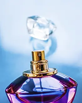 Perfume Bottle Drucke: Perfume bottle on glossy background