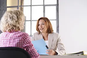 Communication Skills Training Drucke: Personnel manager during an interview with a trainee