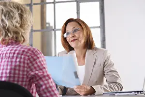 Job Application Process Drucke: Personnel manager during an interview with a trainee