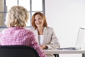 Office Communication Skills Drucke: Personnel manager during an interview with a trainee