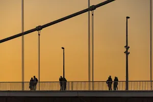 Szechenyi Chain Bridge Hungary Drucke: Persons on the Chain Bridge at dusk