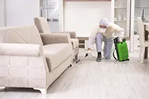 Natural Environment Pest Control Drucke: Pest control contractor working in the flat
