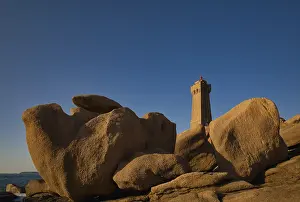 Granite Rock Landscape Drucke: Phare de Ploumanac'h Lighthouse