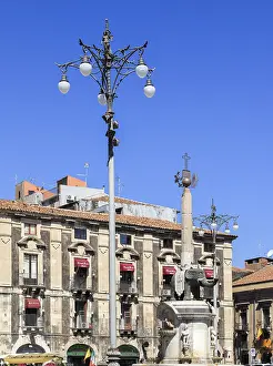 Drucke von In der Herzen von Siziliens Barockstädte Catania, thront die Piazza del Duomo. Im Vordergrund steht die Fontana dell'elefante, ein Meisterwerk aus dem Jahr 1735 Sizilianische Barockarchitektur Drucke: Fontana dell'Elefante in der Piazza del Duomo, Catania, Sizilien