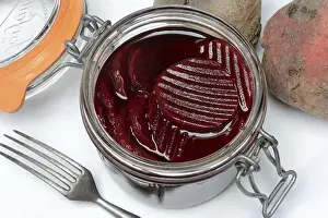 Beetroot Recipe Drucke: Pickled beetroot in glass jar and beetroot