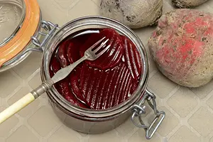 Root Vegetable Dishes Drucke: Pickled beetroot in glass jar and beetroot