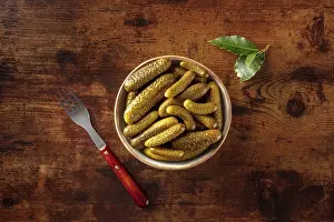 Rustic Wooden Table Setup Drucke: Pickled cucumbers with bay leaf