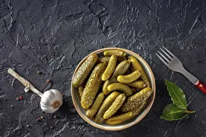 Homemade Pickles Drucke: Pickled cucumbers with garlic and bay leaf