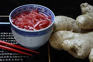 Medicinal Herb Europe Drucke: Pickled ginger in small bowls and ginger root