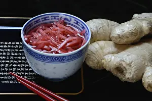 Medicinal Herb Still Life Drucke: Pickled ginger in small bowls and ginger root
