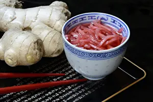 Ginger Root Nutrition Drucke: Pickled ginger in small bowls and ginger root