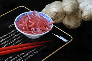 Natural Remedies Drucke: Pickled ginger in small bowls and ginger root