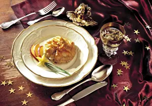 Christmas Decorative Items Drucke: Pie, table with christmas decorations