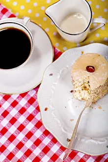 Coffee Break Drucke: Piece of cake roll and a cup of coffee