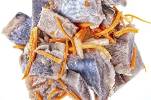 European Dairy Products Drucke: Pieces of herring on an isolated studio background
