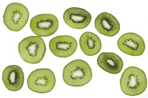 Studio Shot Kiwi Drucke: Pieces of kiwi on white background