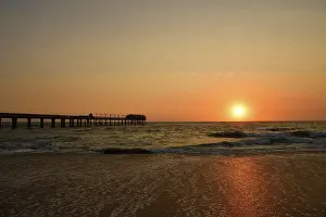 Drucke von Pier bei Sonnenuntergang über dem Atlantik, Swakopmund, Namibia Swakopmund Drucke: Pier am Sonnenuntergang über dem Atlantik.
