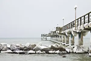 Deserted Baltic Sea Pier Drucke: Pier in Wustrow in winter