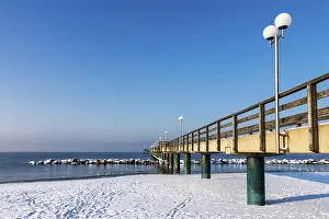 Snowy Landscape Europe Drucke: Pier in Wustrow in winter