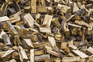 Firewood Pile Drucke: Pile of cut and split firewood, background image