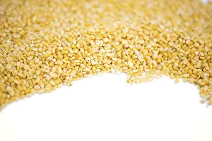 Legume Plant Drucke: The pile of Gram pulses, Split Chickpeas