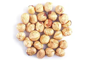 Pile Of Nuts Drucke: Pile of hazelnuts isolated on white background
