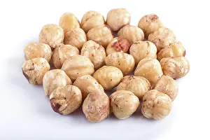 Close Up Nuts Drucke: Pile of hazelnuts isolated on white background