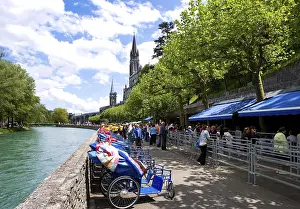 French Religious Landmarks Drucke: Pilgrims in front of the Baths