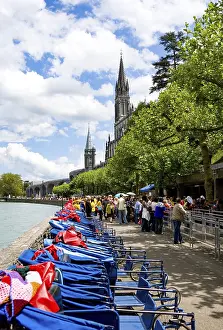 Lourdes Pilgrimage Site Drucke: Pilgrims and wheelchairs in front of the baths