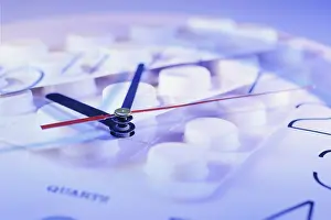 Studio Shot Of Medication Drucke: Pills and clock
