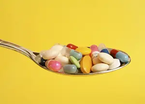 Healthcare System Symbol Drucke: Pills on spoon