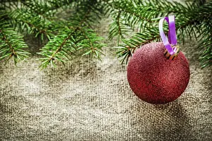 Christmas Bauble Drucke: Pine tree branch Christmas bauble on sacking background