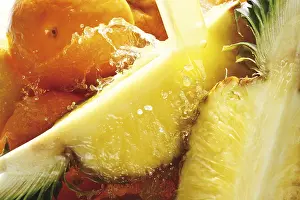 Close Up Fruit Photography Drucke: Pineapple under jet of juice