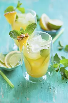 Tropical Fruit Drink Drucke: Pineapple lemonade with lemon, lime and mint