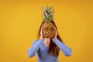 Summer Fashion Trends Drucke: A pineapple in sunglasses in a studio on a yellow background