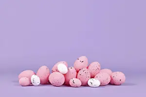 Violet Background Image Drucke: Pink Easter quail eggs on violet background with copy space